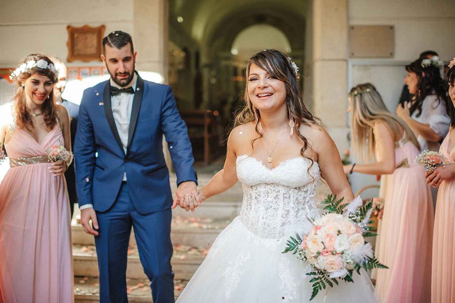 sortie de l'église lors d'une mariage dans le var